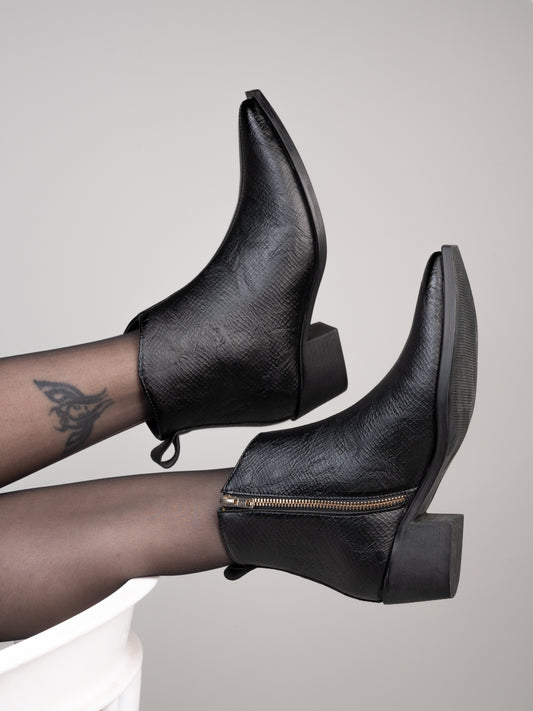 Fentacia Women textured Chelsea Boots