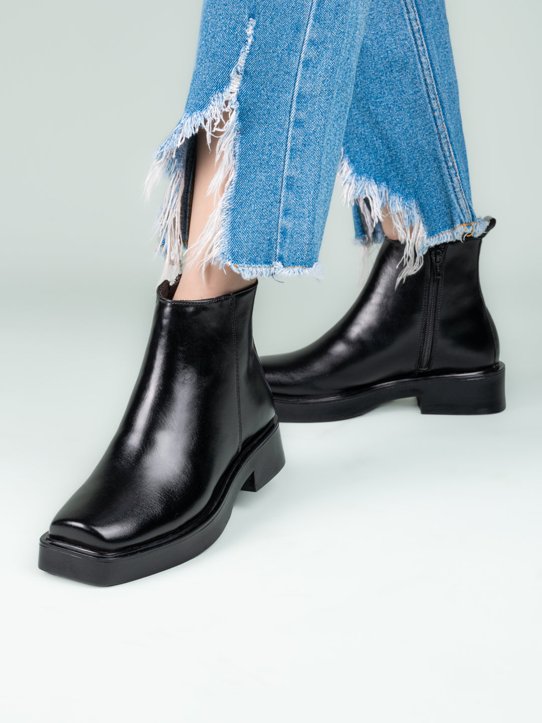 Fentacia Women Black T-Shape Zip Closure Chelsea Boots